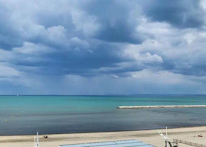 Une Escale en bord de Plage avec piscine et jardins